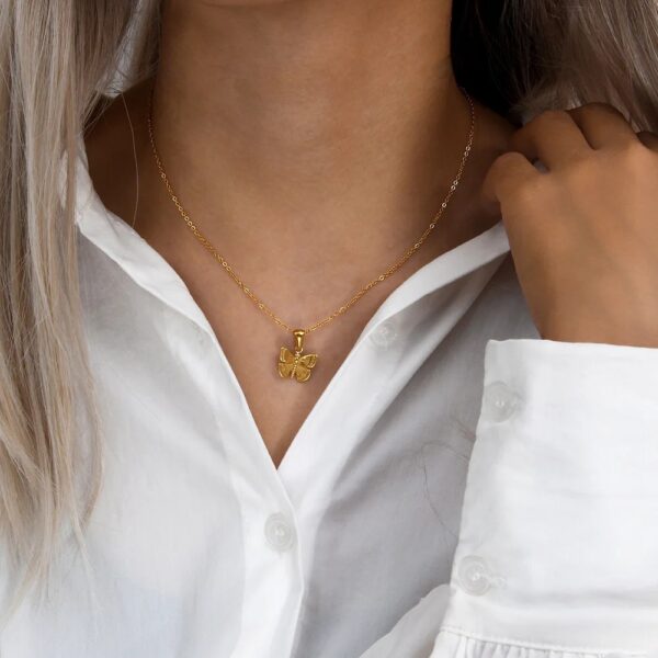 GOLDEN BUTTERFLY NECKLACE - Imagen 2